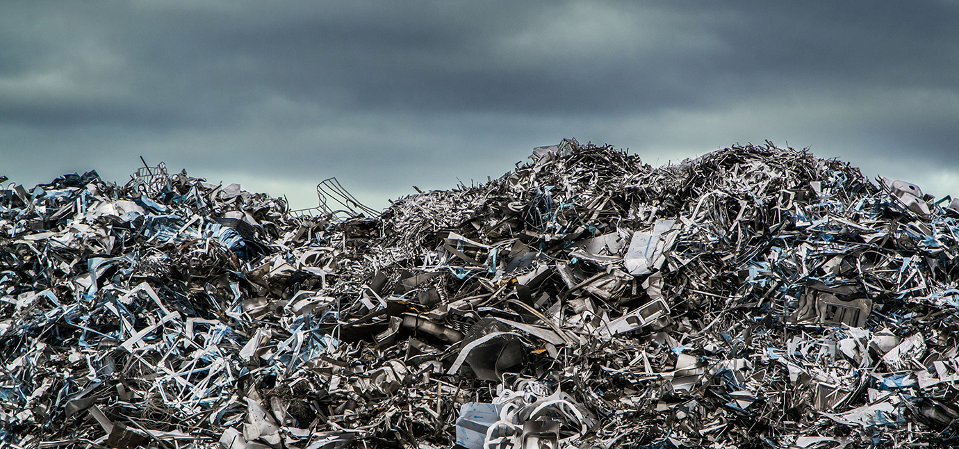 Metal recycling. Куча металлолома. Свалка металлолома. Железные отходы.